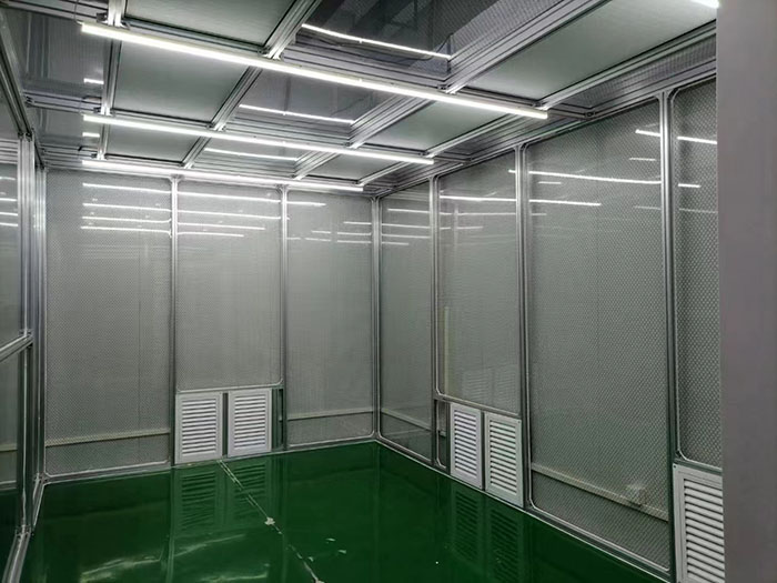 選擇百級無塵潔凈棚還是千級無塵潔凈棚，應根據(jù)具體的生產(chǎn)需求、產(chǎn)品要求和預算來決定。